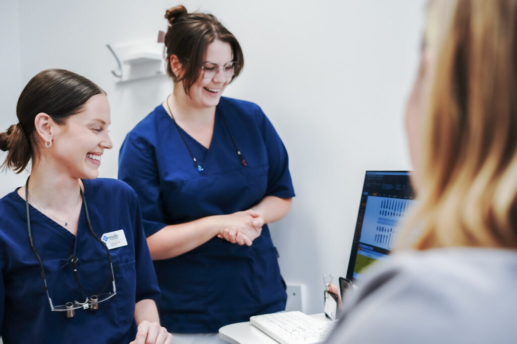 Medarbetare på Smile Tandvård Hagastaden planerar patientvård och behandling i Stockholm.