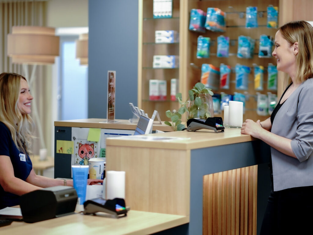 Receptionen på Smile Tandvård Hagastaden där patienter välkomnas till modern tandvård i Stockholm.