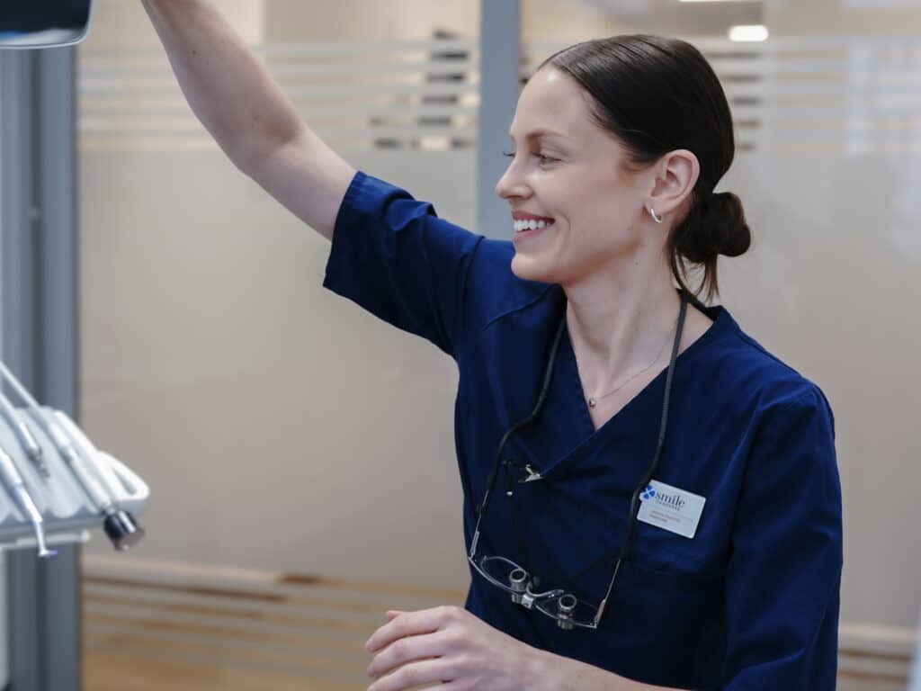 Tandläkare på Smile Tandvård Hagastaden, Vasastan, hälsar välkommen med ett leende.