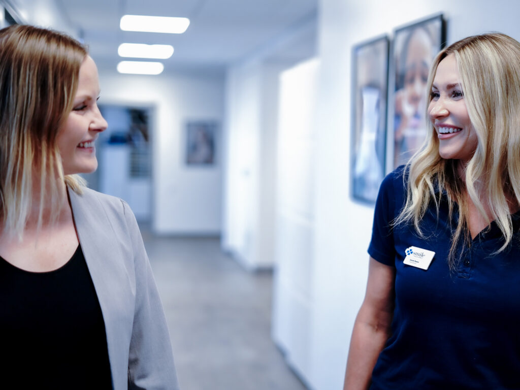 Tandvårdspersonal på Smile Hagastaden i moderna lokaler med fokus på trygg och professionell tandvård.