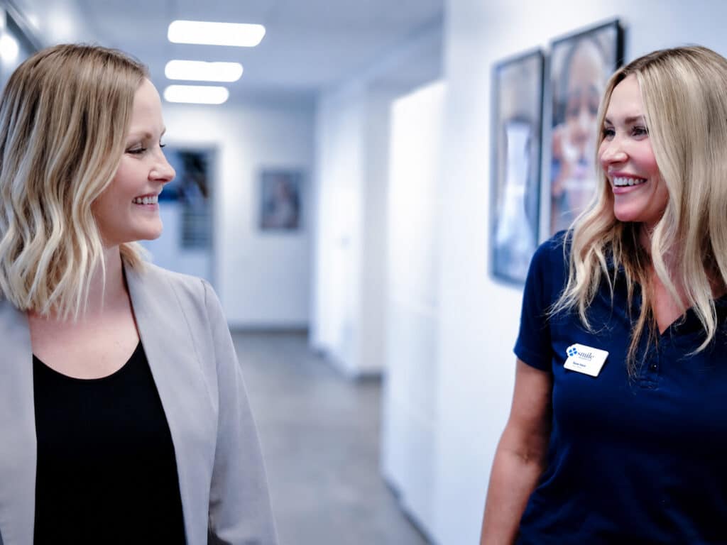 Tandvårdspersonal på Smile Hagastaden i moderna lokaler med fokus på trygg och professionell tandvård.