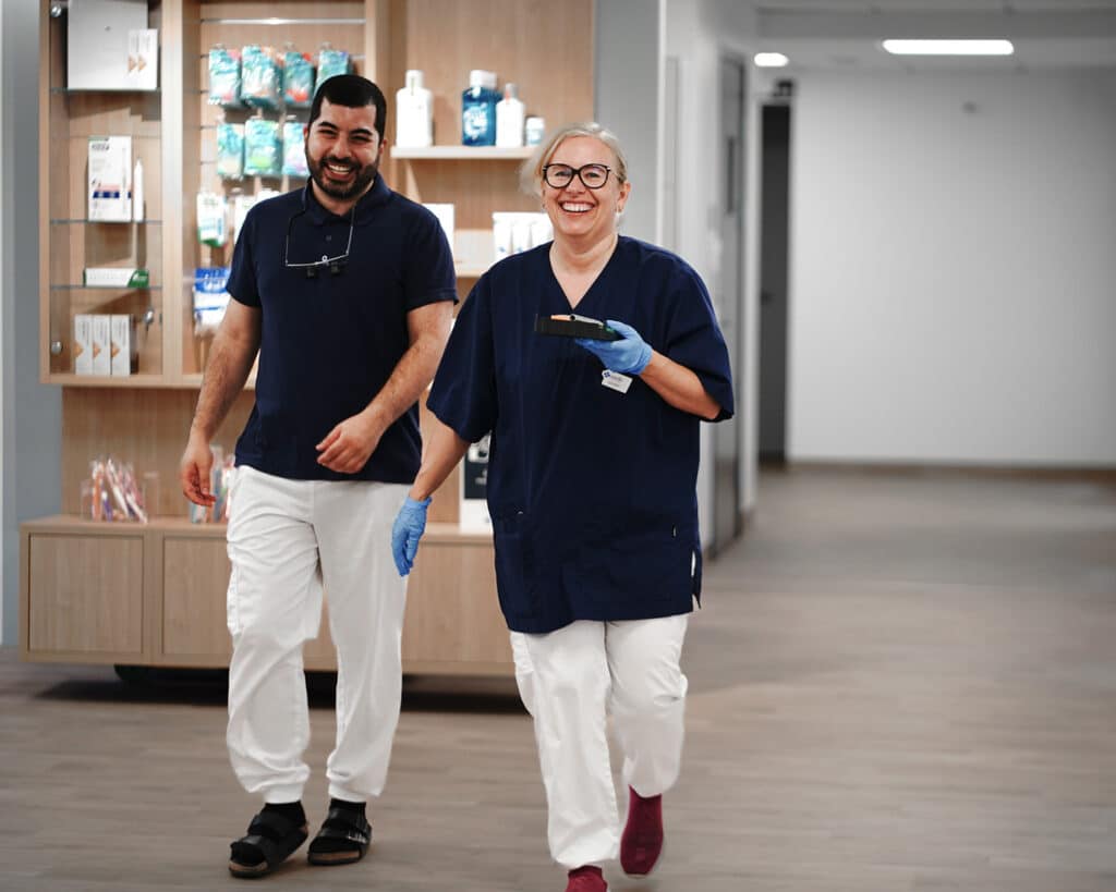 Två medarbetare på Smile Norrköping