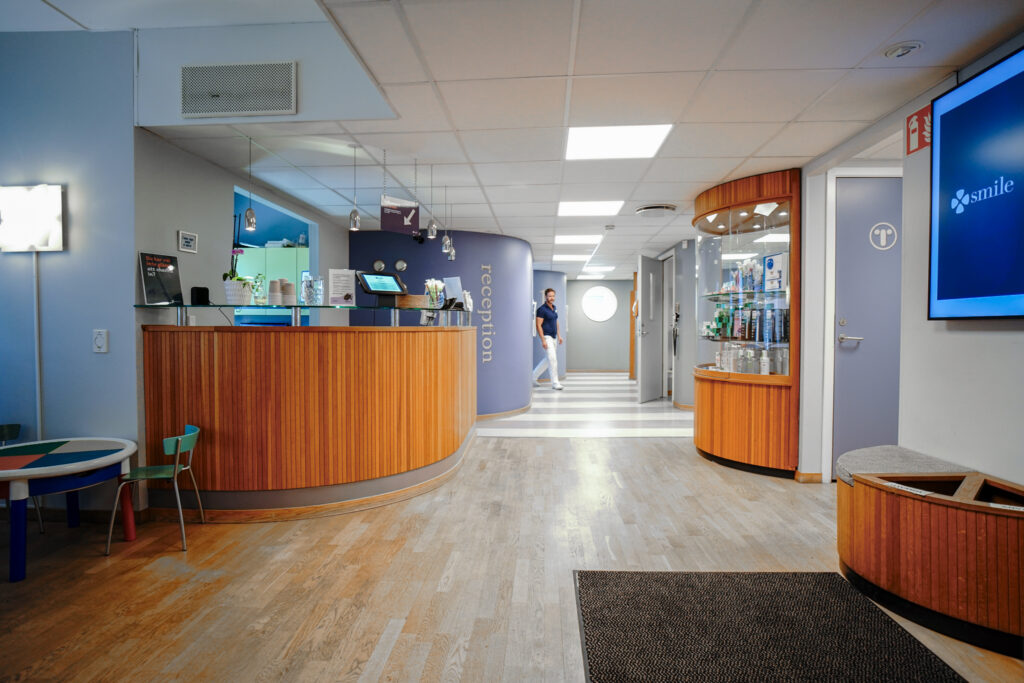 Reception och väntrum på Smile Tandvård i Täby