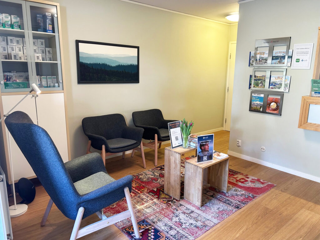 Modernt väntrum hos tandläkare i Åre med bekväm inredning och lugn miljö. Professionell tandvård i Åre med fokus på trygghet, kvalitet och patientupplevelse.