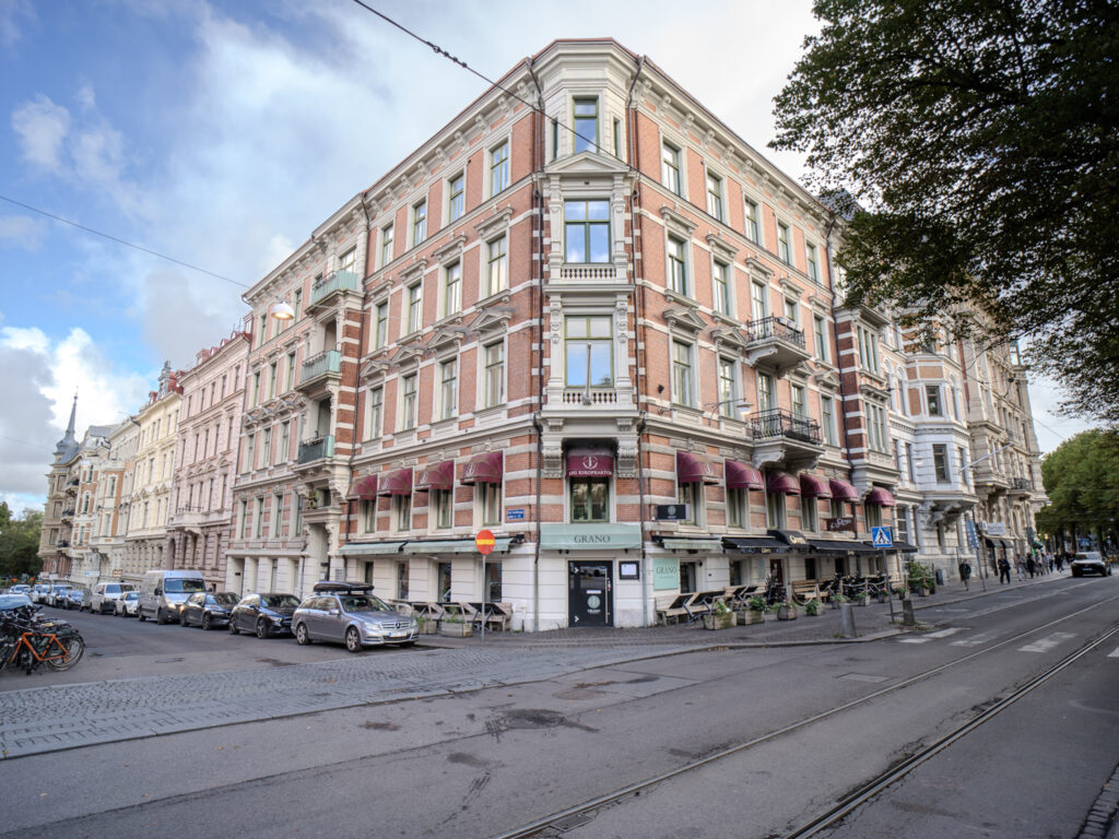 Exteriör av Smile Tandvård Göteborg, beläget i ett klassiskt flerfamiljshus i centrala Göteborg.