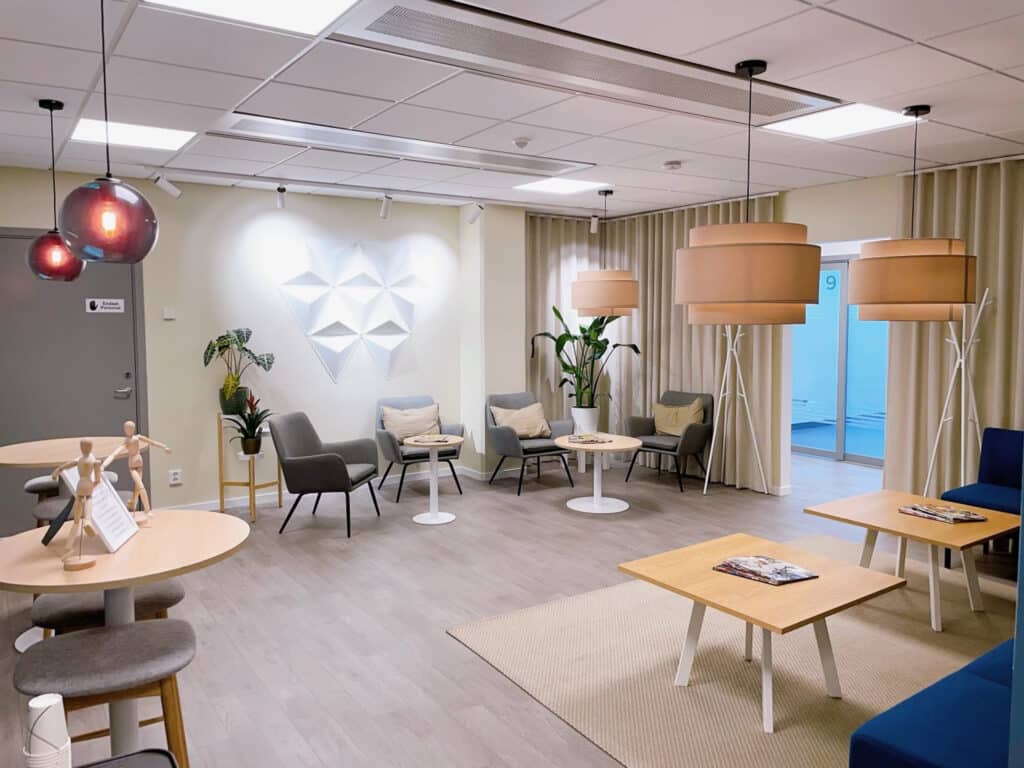 Ljust och modernt väntrum på Smile Tandvård Hagastaden
