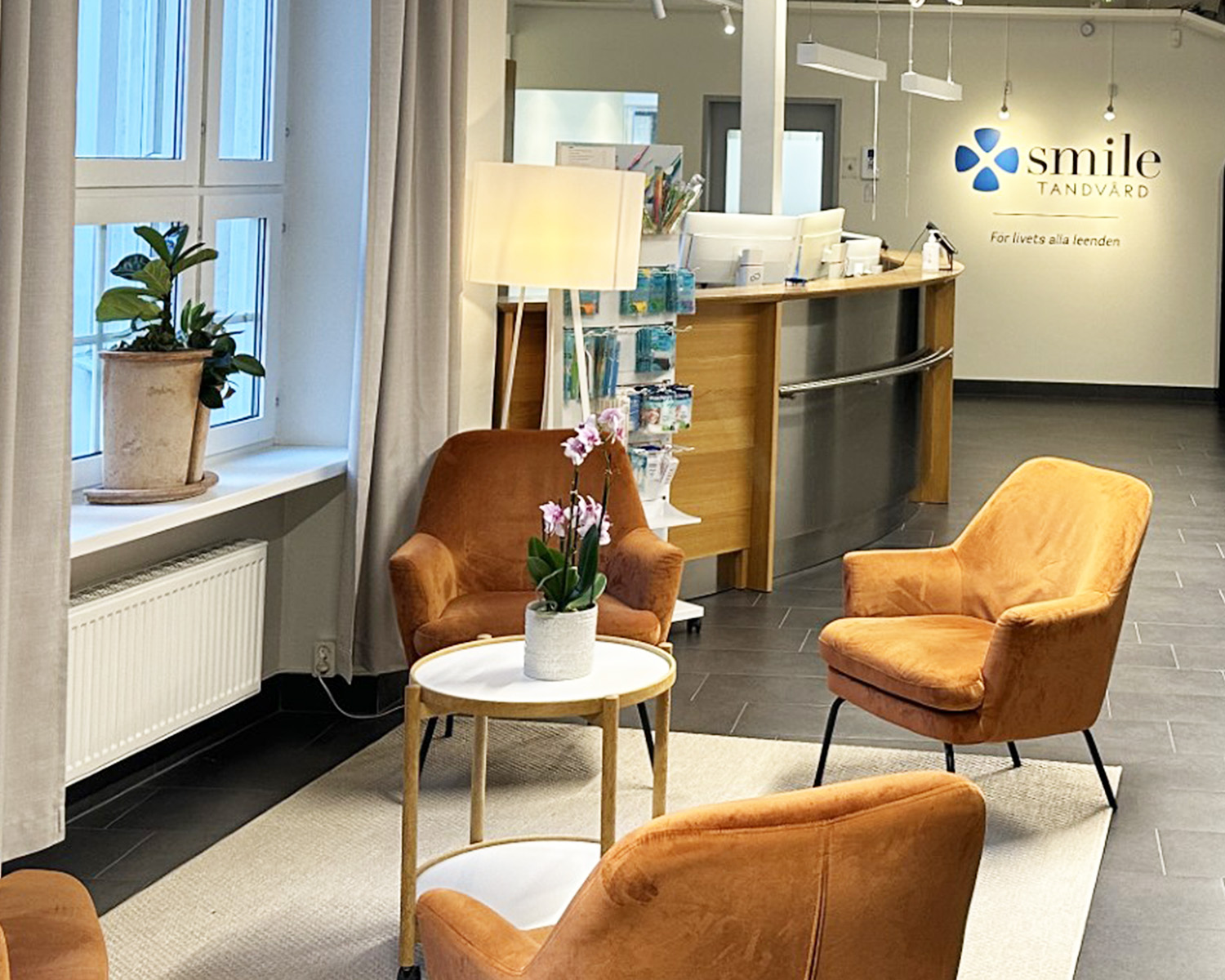 Stadsvy av en gata i Helsingborg med trafik, parkerade cyklar vid trottoarkanten och affärsfasader, som indikerar platsen för Smile Tandvårdsklinik.