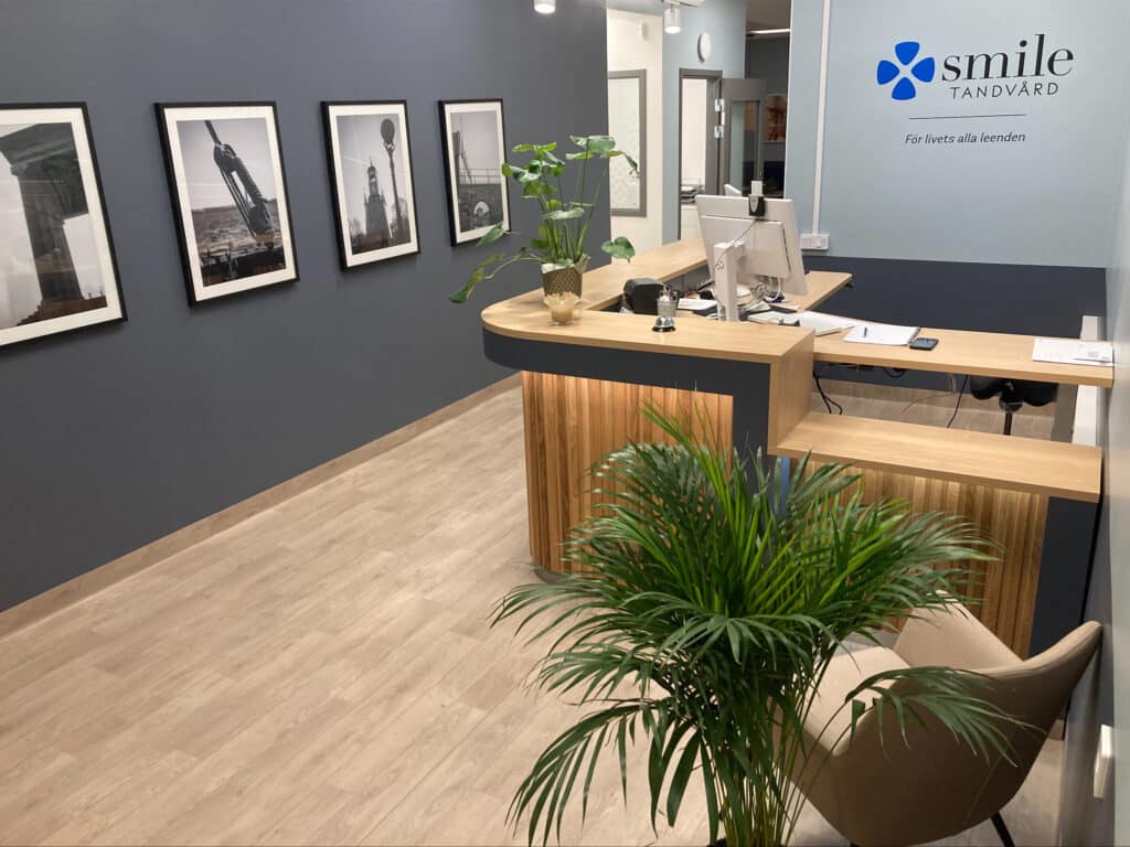 Receptionen på Smile Karlskrona – en välkomnande och modern miljö för din tandvård.