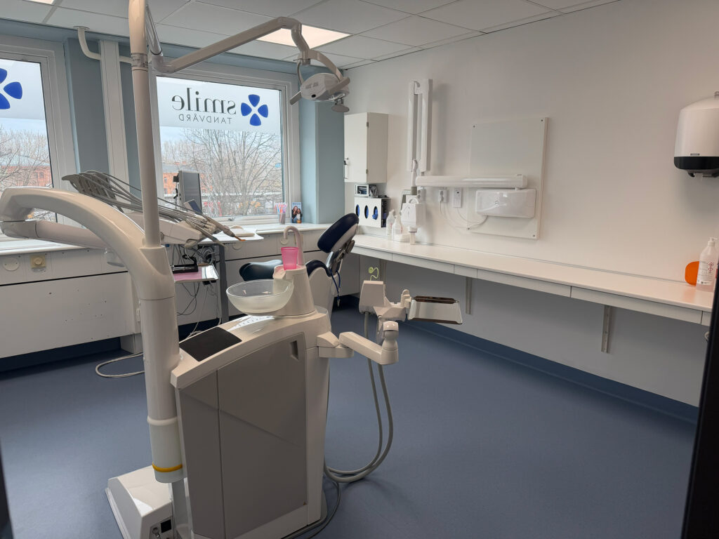 Modernt behandlingsrum hos tandläkare i Linköping – Smile Tandvård klinik