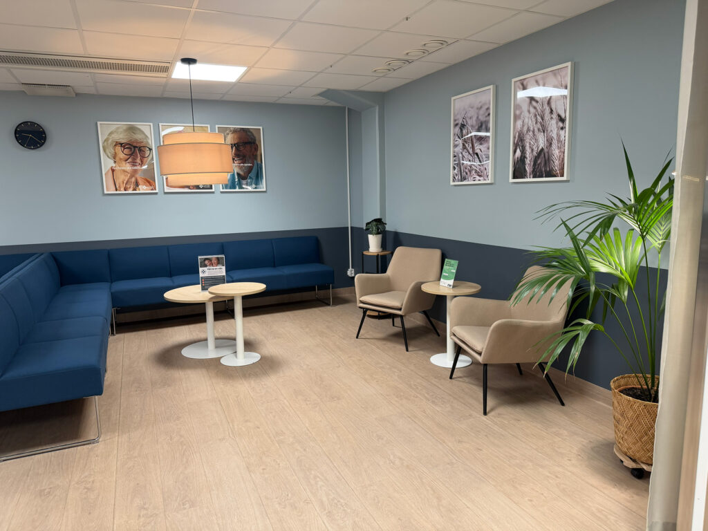 Väntrum hos tandläkare i Linköping – Smile Tandvård med modern och lugn miljö.