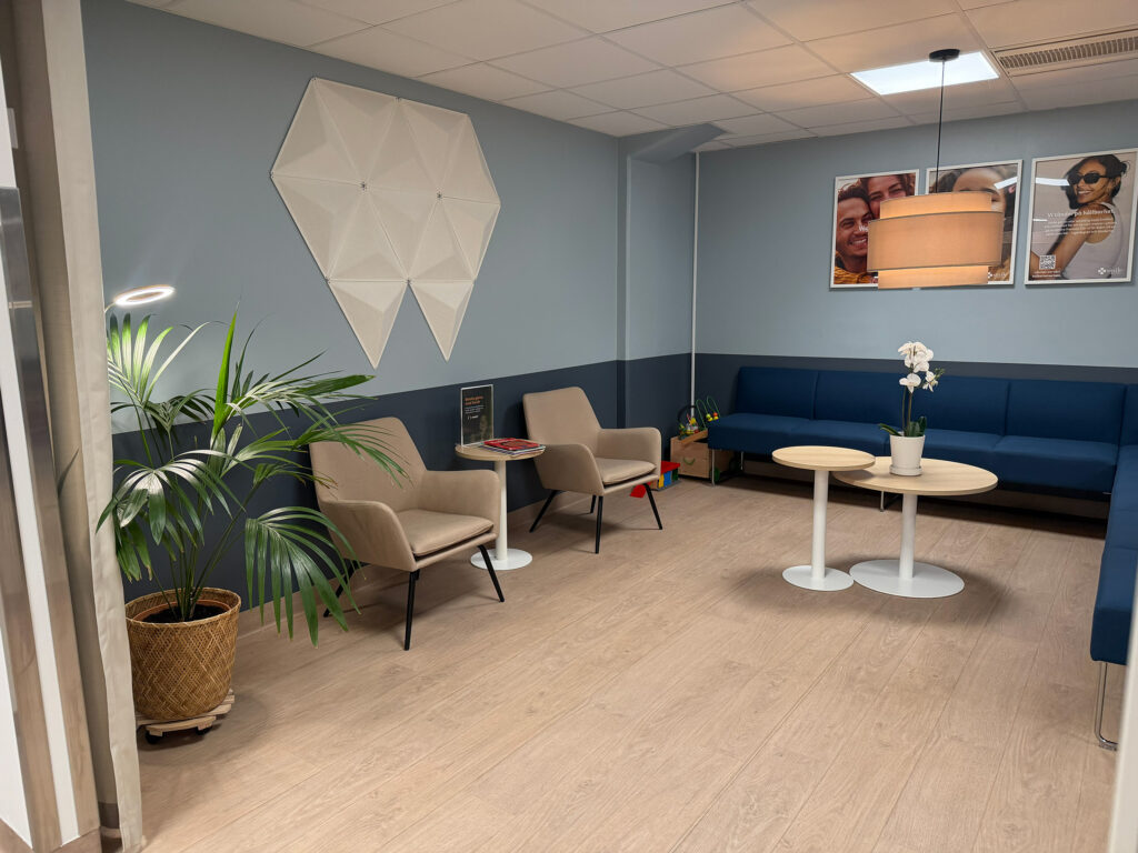 Bekvämt väntrum hos Smile Tandvård i Linköping för en trygg tandläkarupplevelse.