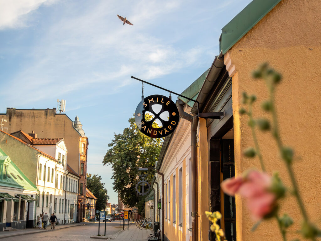Fasad och entré till Smile Tandvård i Lund, centralt belägen klinik