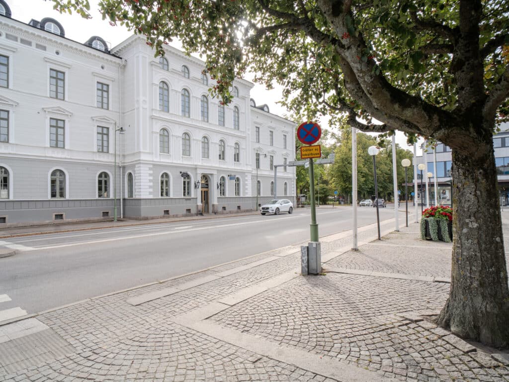 Vy av gatan utanför Smile Tandvård Mariestad med historiska byggnader i bakgrunden.