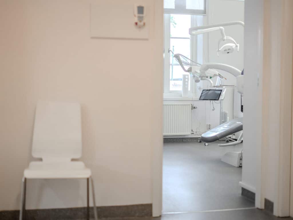 Behandlingsrum hos Smile Tandvård Mariestad med tandläkarstol och medicinsk utrustning.