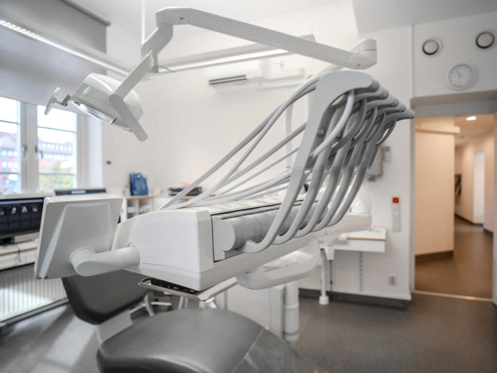 Behandlingsrum på Smile Tandvård Mariestad med tandläkarutrustning och en tandläkarstol.