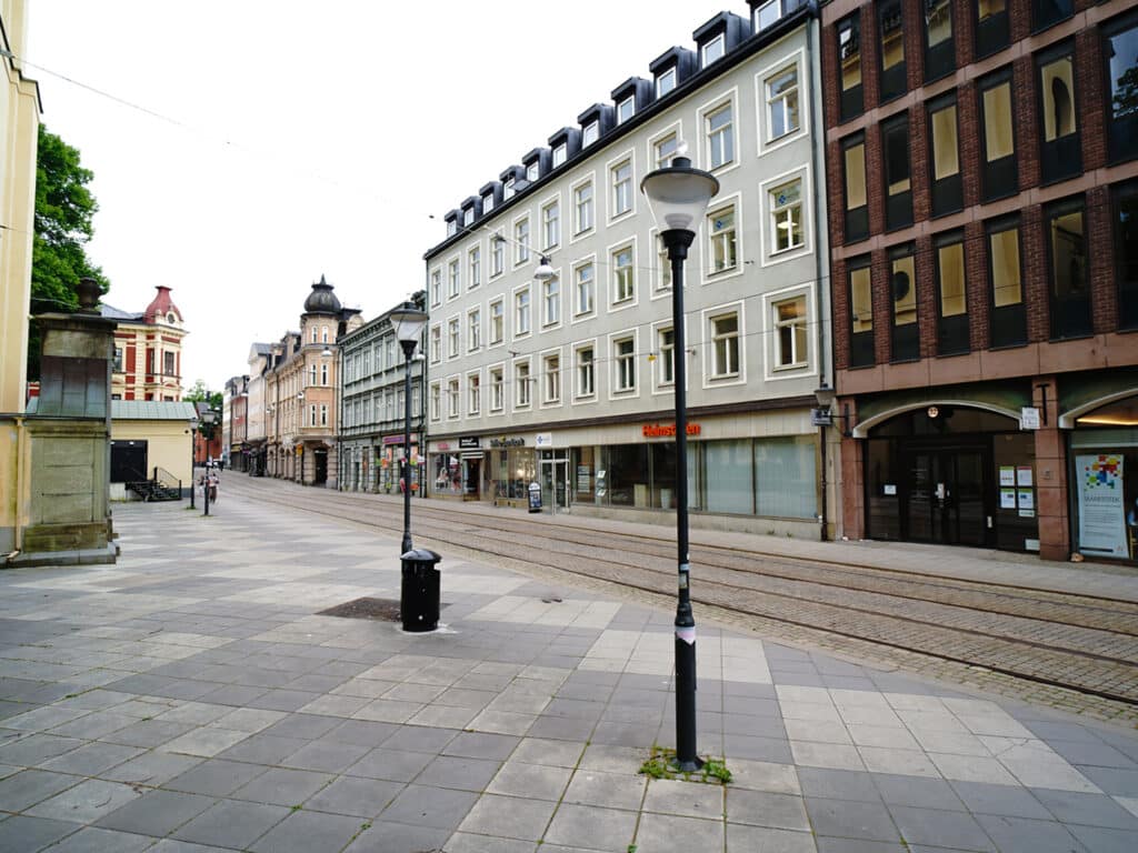 Exteriör av Smile Tandvård Norrköping, beläget på en lugn gata med omgivande byggnader.