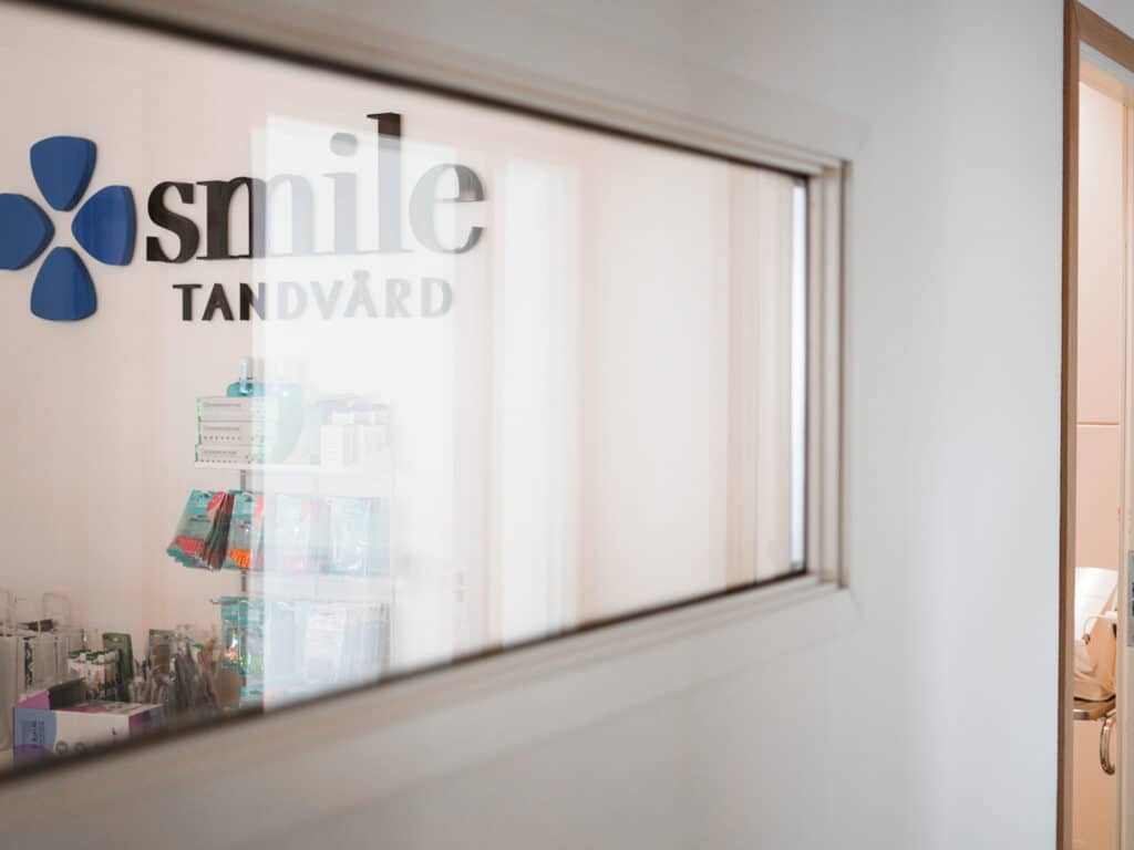 Smile Tandvård Torslanda logotyp på klinikfönstret – specialist på tandvård och tandreglering i Torslanda.