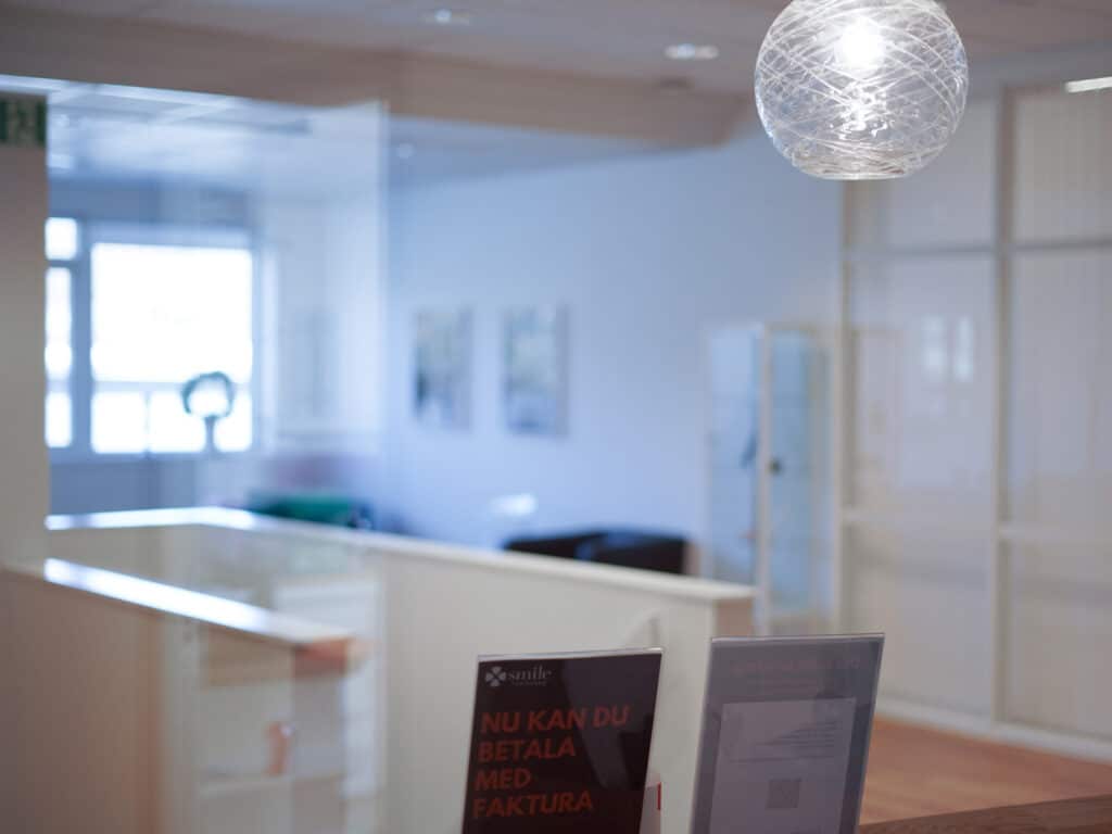 Väntrum med modern inredning på Smile Tandvård Torslanda – bekväma och ljusa lokaler för tandvård i Torslanda.