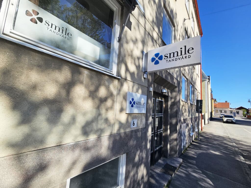 Entré till Smile Tandvård i Strängnäs – modern tandvård och tandläkarklinik centralt i staden.