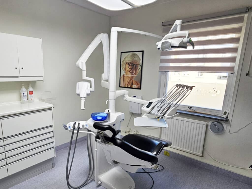 Modernt behandlingsrum hos tandläkare Smile Tandvård i Strängnäs med avancerad utrustning för tandvård