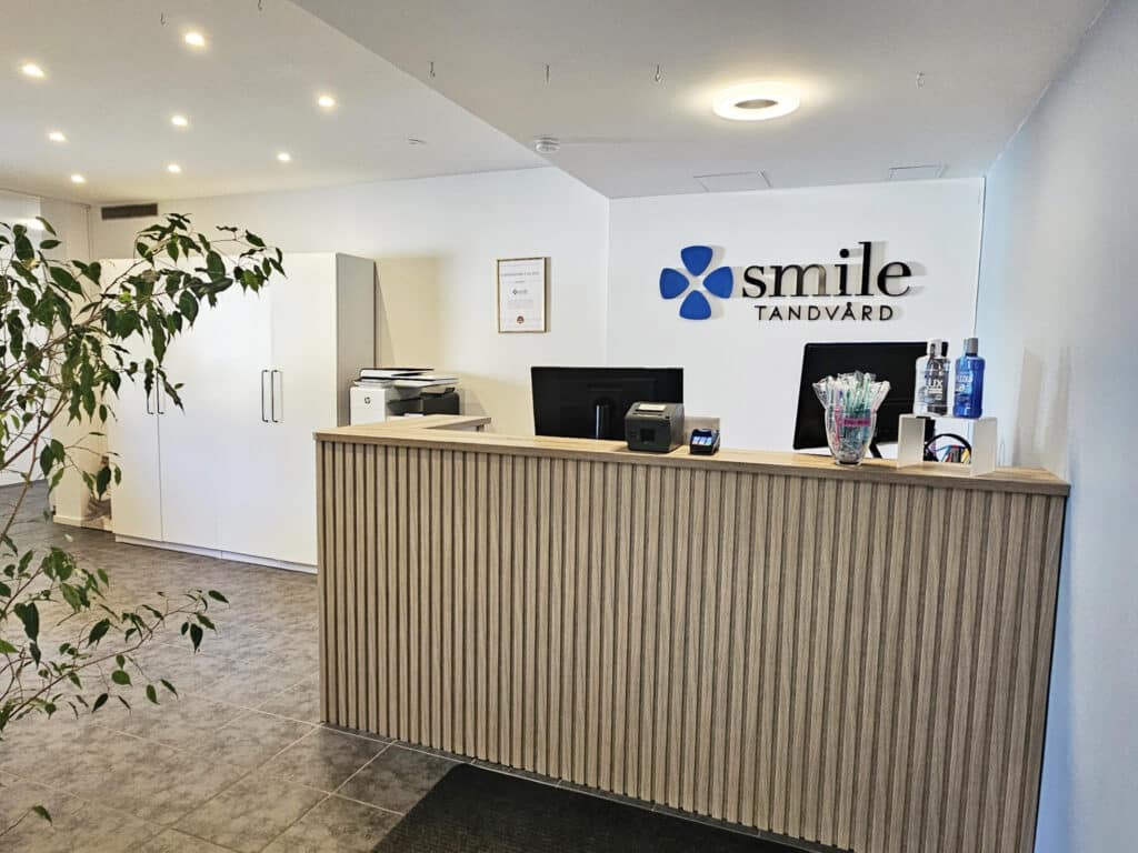 Reception hos tandläkare Smile Tandvård i Strängnäs med modern och välkomnande klinikmiljö.