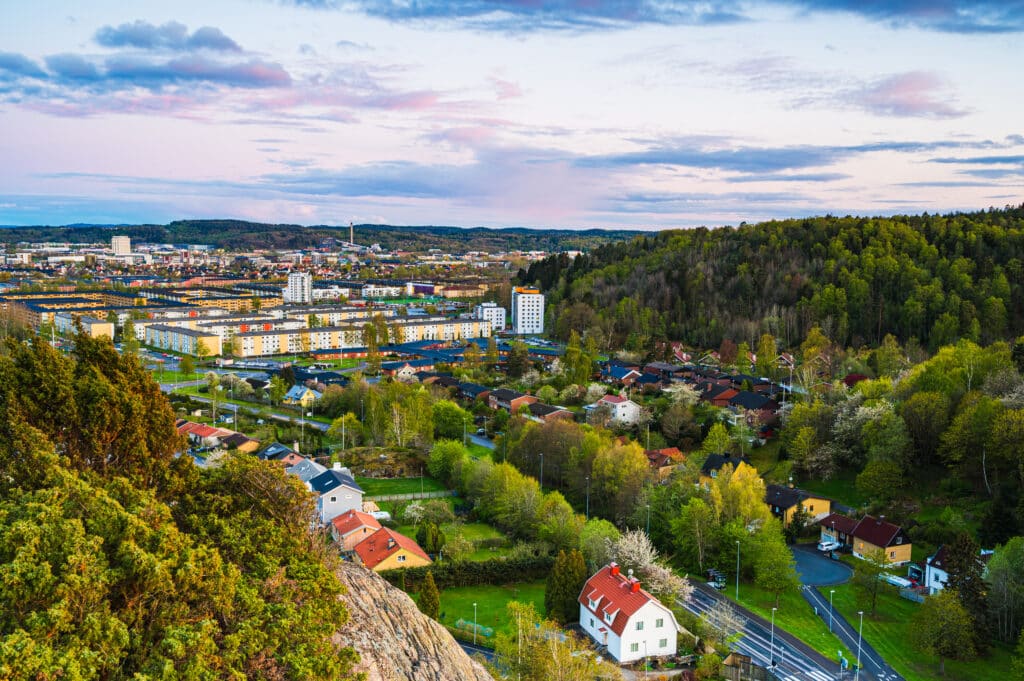 Bilden visar ett grönt landskap och vy över Mölndal.