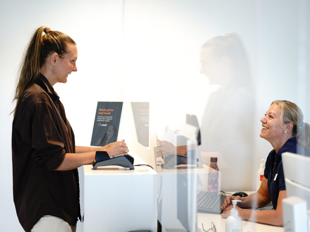 Patient i receptionen på Smile Tandvård Globen