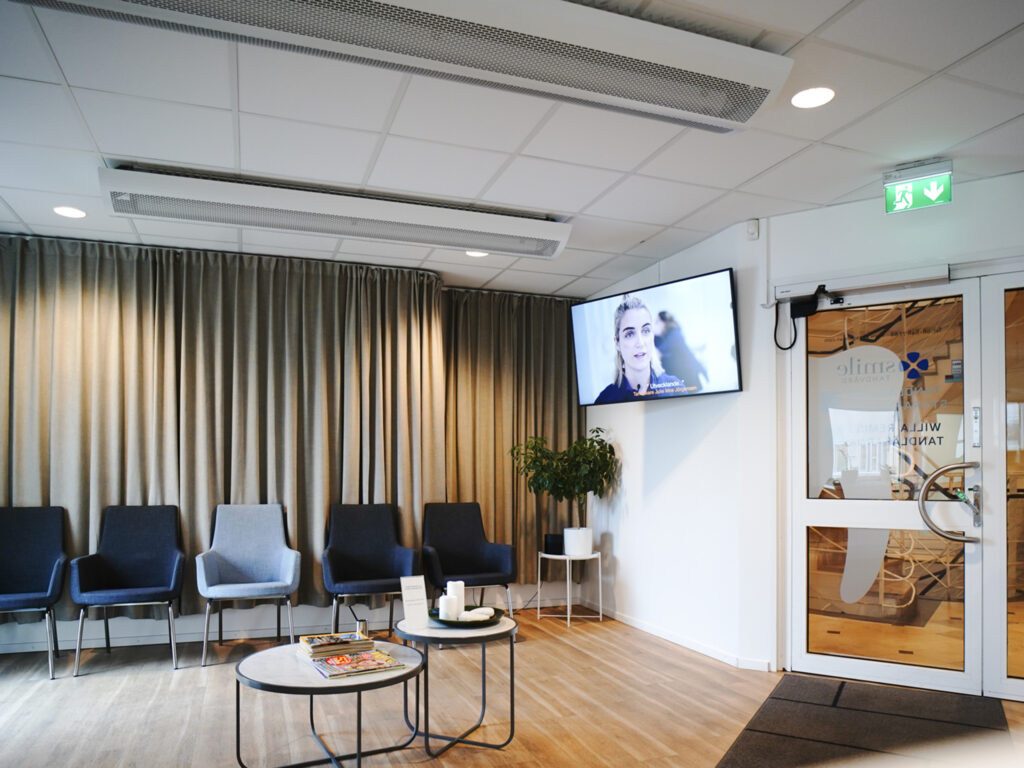 Modernt väntrum på Smile Tandvård Globen