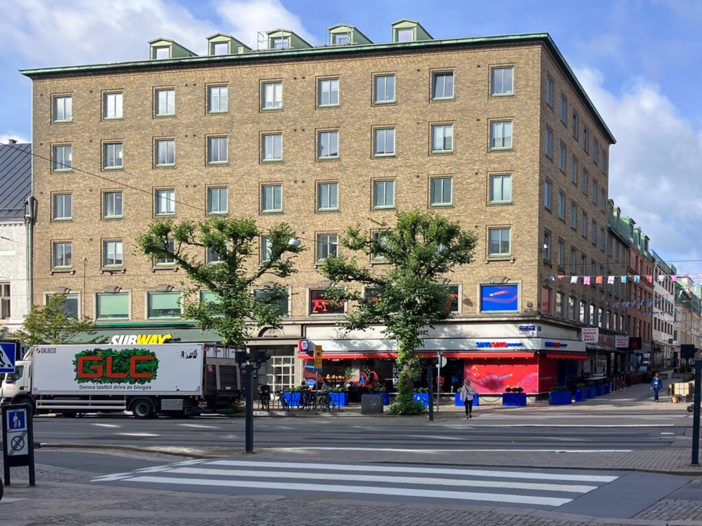 Exteriör vid Smile Tandvård Göteborg Domkyrkan, omgiven av butiker och trafik.