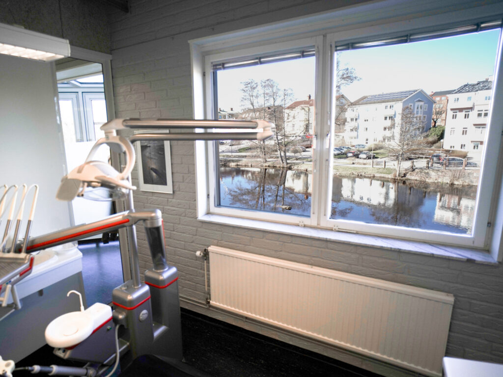 Behandlingsrum på Smile Tranås med tandläkarstol och stort fönster med dagsljus.