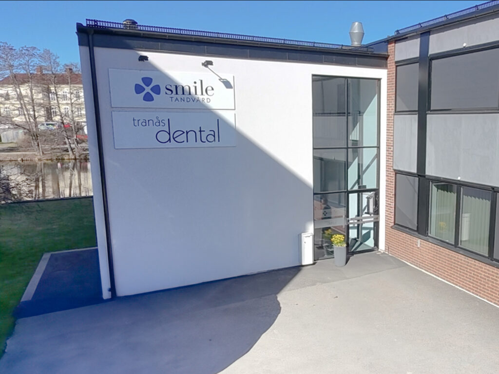 Entré till Smile Tandvård i Tranås, med tydlig logotyp på fasaden.