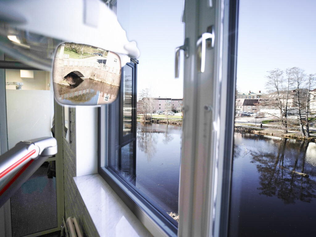 Vy från väntrummet på Smile Tranås med utsikt genom fönstret.