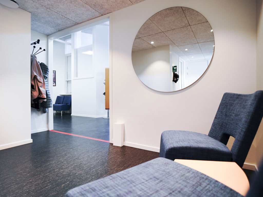 Väntrum på Smile Tandvård i Tranås med spegel, sittplatser och lugn atmosfär.