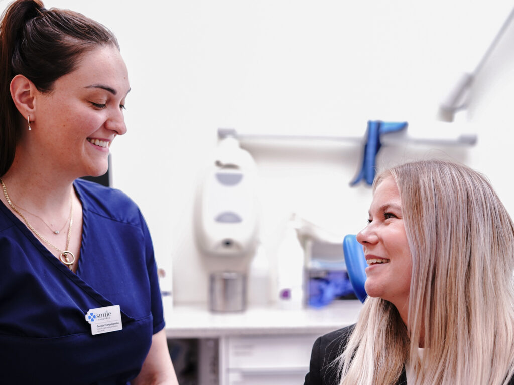 Tandvårdspersonal i samtal med patient på Smile Tandvård Vällingby.