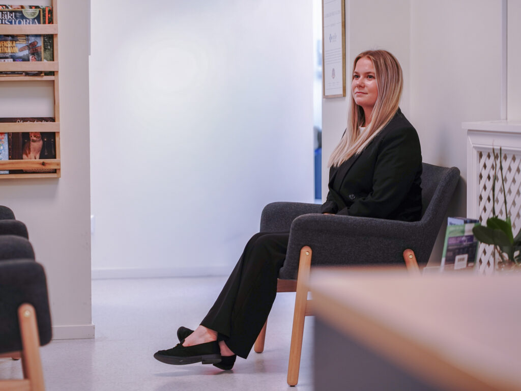 Patient sitter i väntrummet på Smile Tandvård Vällingby