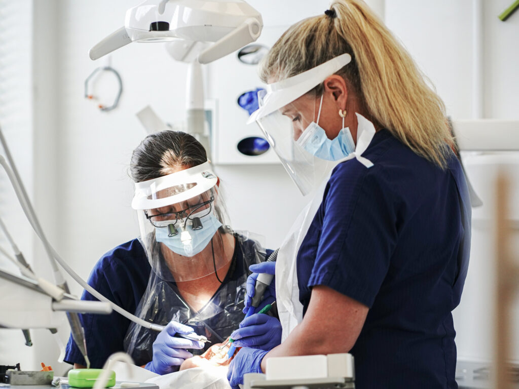 Tandläkare och tandsköterska under behandling på Smile Tandvård Bromma