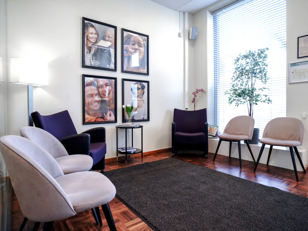 Väntrum på Smile Tandvård Bromma med modern och välkomnande miljö