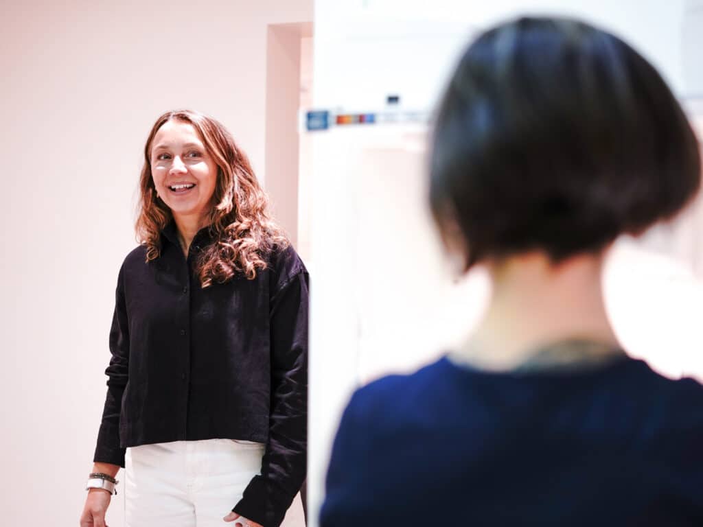 Kvinna i samtal på Smile Hässelby Strand
