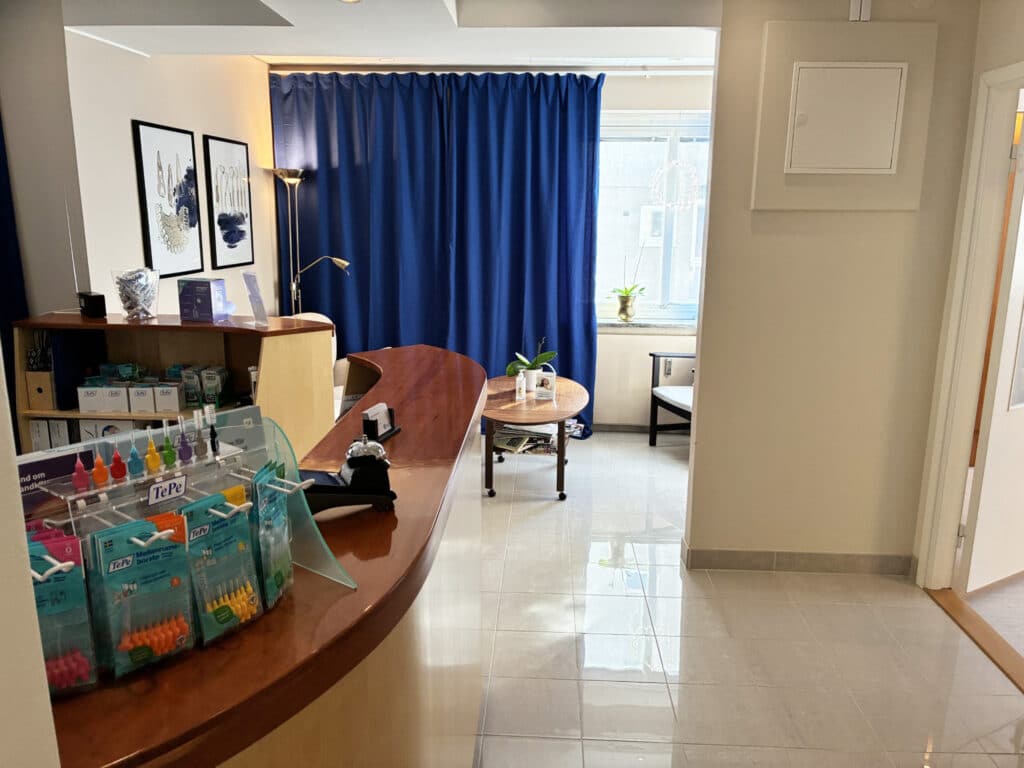 Reception hos tandläkare i Östersund med välkomnande miljö och modern inredning.