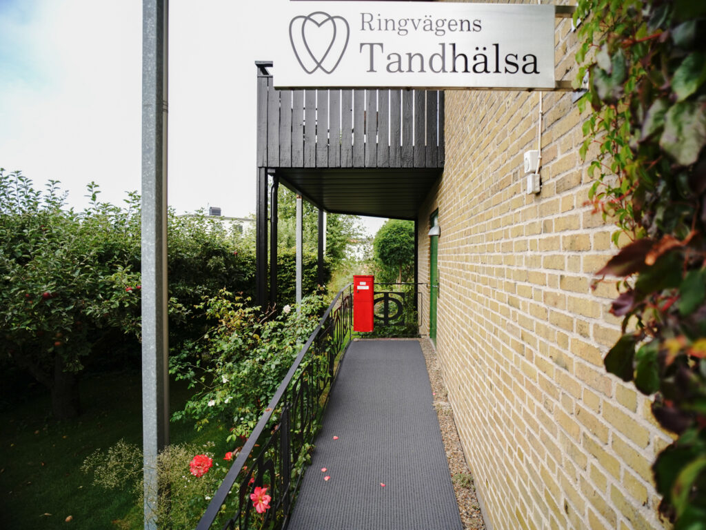 Skylt och entré till Smile Tandvård Varberg