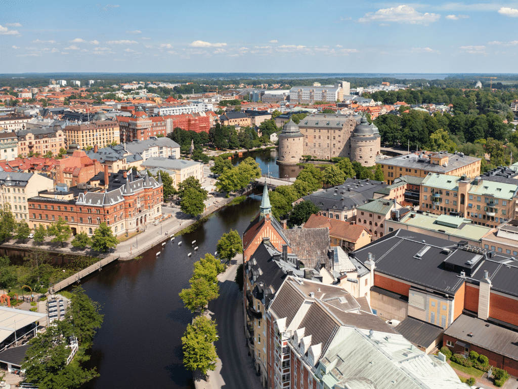 Flygvy över centrala Örebro med Örebro slott och Svartån